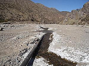 Caño del mineraloducto y derrame en lecho del río Vis Vis