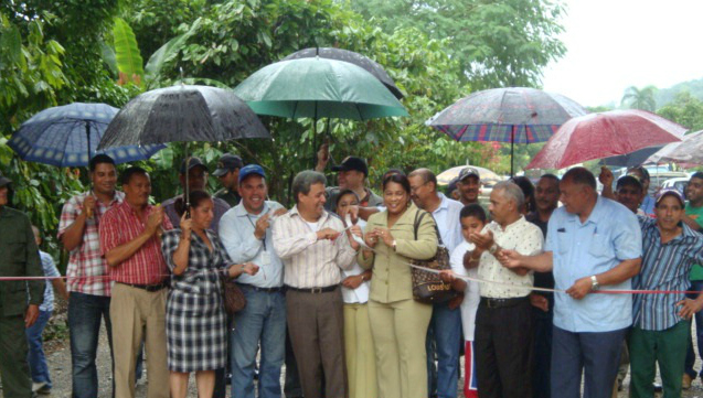 Corte-de-la-cinta-en-inauguracion-de-obras-