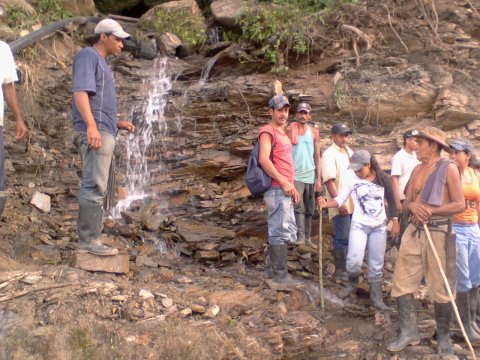 Pequenos-mineros-exigen-concesion-de-tierras_10834