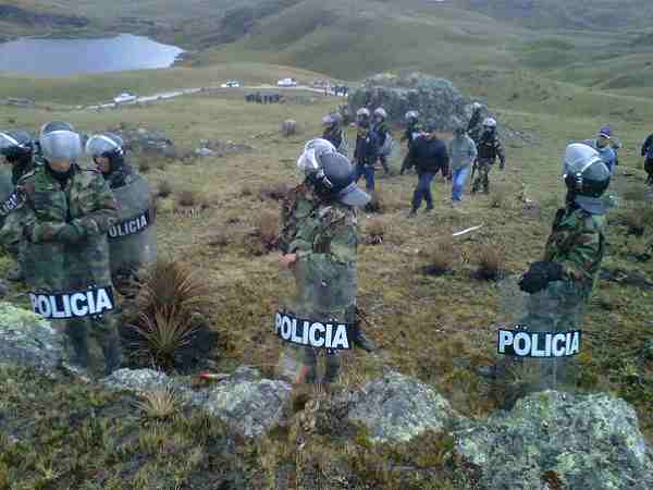 Peru Conga acampe laguna oct12 polis