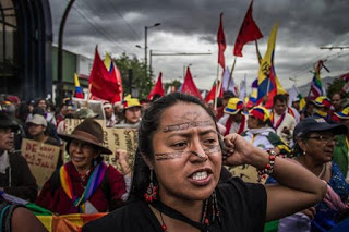 mujeres marchando en ecuador